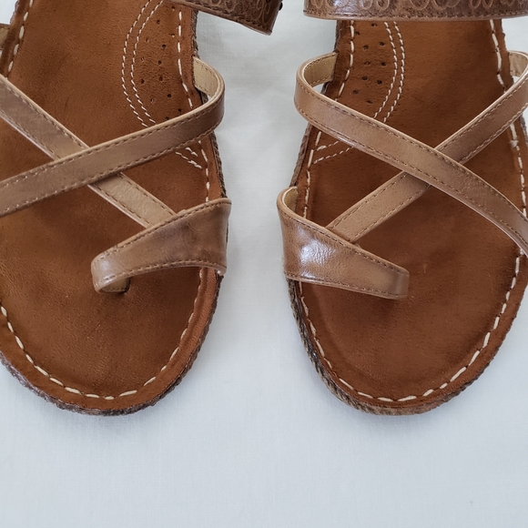 Avenue || Brown 8W Tooled Toe Loop Slide Sandals - Picture 3 of 5